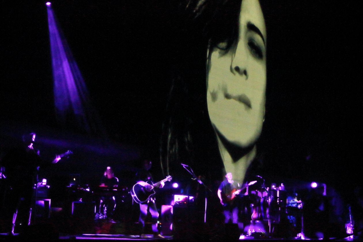 Steven Wilson – Ninet Tayeb - auf dem Vorhang.