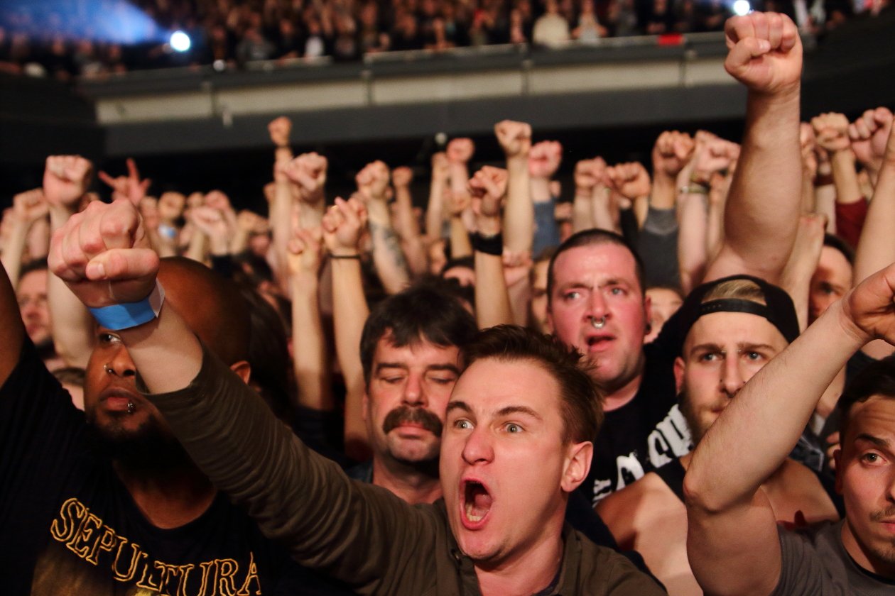 Stone Sour – Corey Taylor feuert die Konfetti-Kanone ab. – Den Leuten gefällts.