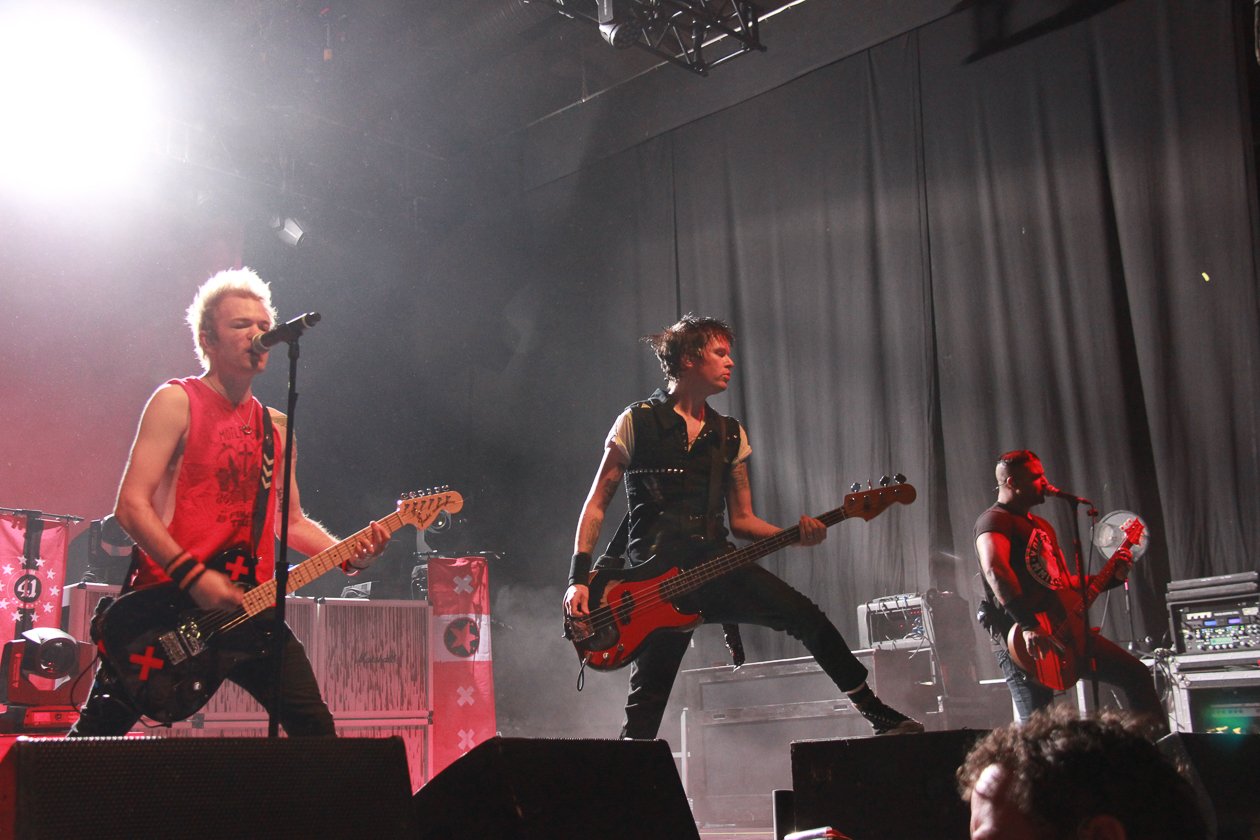 Sum 41 – Ein Haufen guter Laune auf der Punkpop-Party mit Deryck Whibley und Co. in der Hauptstadt. – Im Dreierpack.