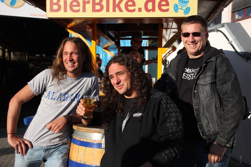 Tankard und Bagage auf der Bierbike-Tour durch Frankfurt. – Tankard