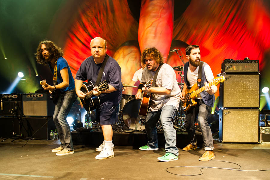 Zwei dicke Kerle und ihre Gitarren: Tenacious D rocken in Düsseldorf. – Tenacious D