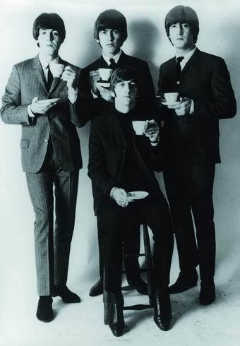 The Beatles – Zehn Pressefotos der Jungs aus Liverpool. – the barber shaves