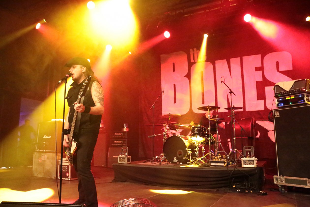 Support für die Backyard Babies. – The Bones.