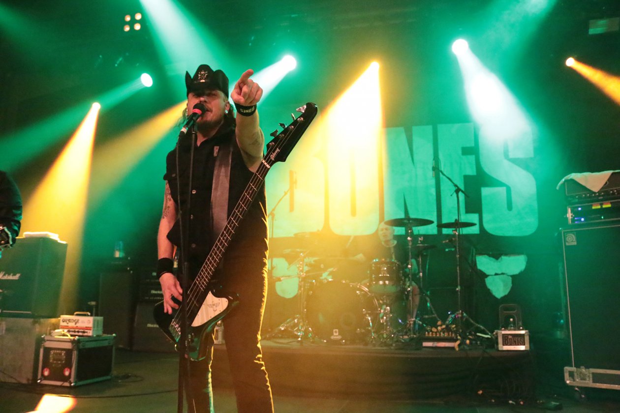 Support für die Backyard Babies. – The Bones.