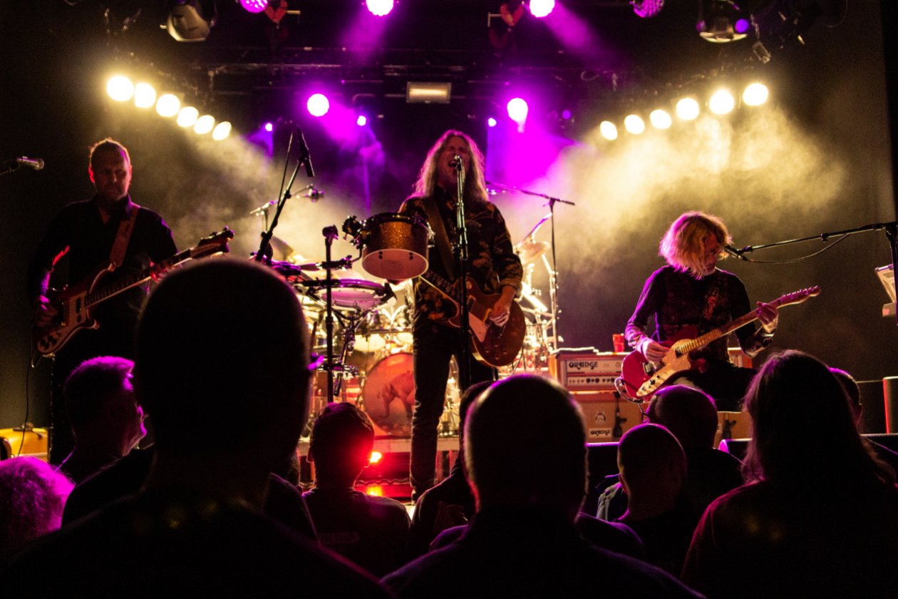 The Flower Kings – Die Blumenkönige live mit Support von Rikard Sjöblom und iamthemorning. – Der Kern: Jonas Reingold, Hasse Fröberg und Roine Stolt.