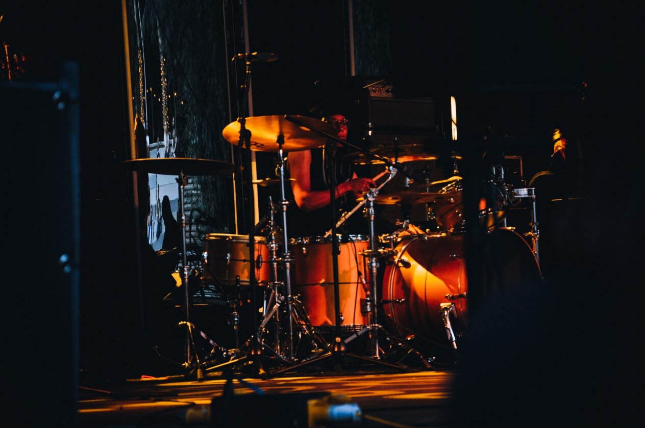 Vom Comatorium ins Openluchttheater: The Mars Volta live in Antwerpen. – An den Drums: Mine-Drummerin Linda-Philomène Tsoungui – überragend!