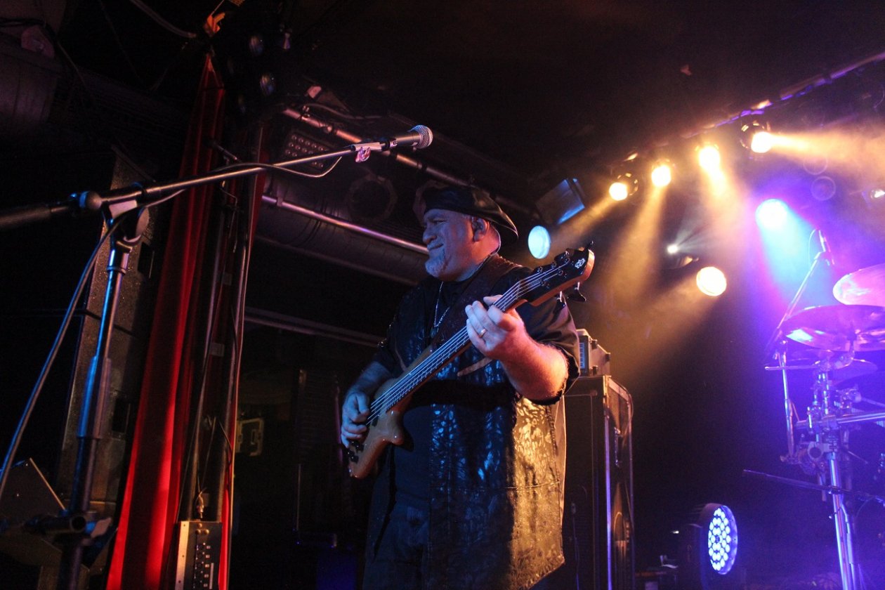The Neal Morse Band – Bass-Urgestein Randy George hat den Schalk im Nacken. 