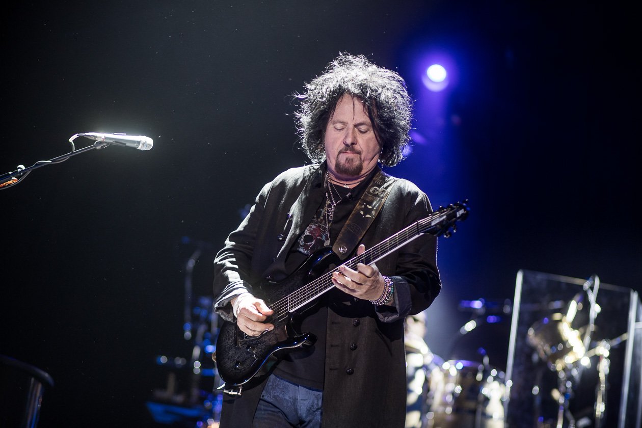 Toto – Mit der aktuellen Scheibe "40 Trips Around The Sun" on tour. – Steve Lukather.