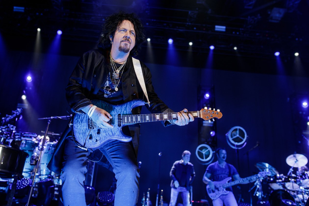 Toto – Mit der aktuellen Scheibe "40 Trips Around The Sun" on tour. – Steve Lukather.