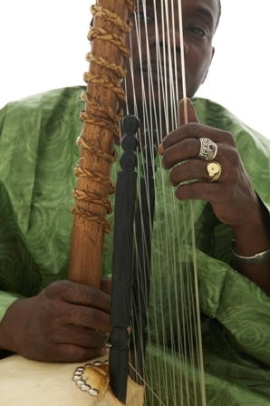 Toumani Diabaté – 2008 erscheint mit "The Mandé Variations" ein Meilenstein des Kora-Spiels. – 