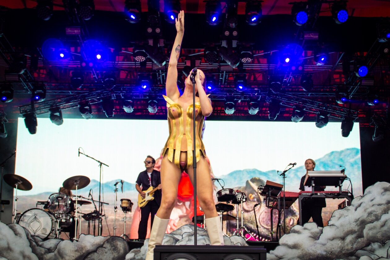 Tove Lo – Schwedens Superstar auf der Orange Stage. – In den Wolken.