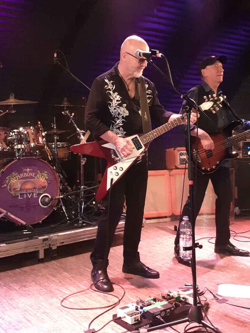 Wishbone Ash – Prog-Rock-Epen, AOR-Ohrwürmer und ein Blues-Ausflug: Andy Powell und seine Bandkollegen überzeugen in Freiburg mit einer abwechslungsreichen, nostalgietrunkenen Setlist und viel Spielfreude. – "Trance Visionary" und "Psychic Terrorism"? Waren "eine Art Scherz", beschwichtigt Andy Powell. 