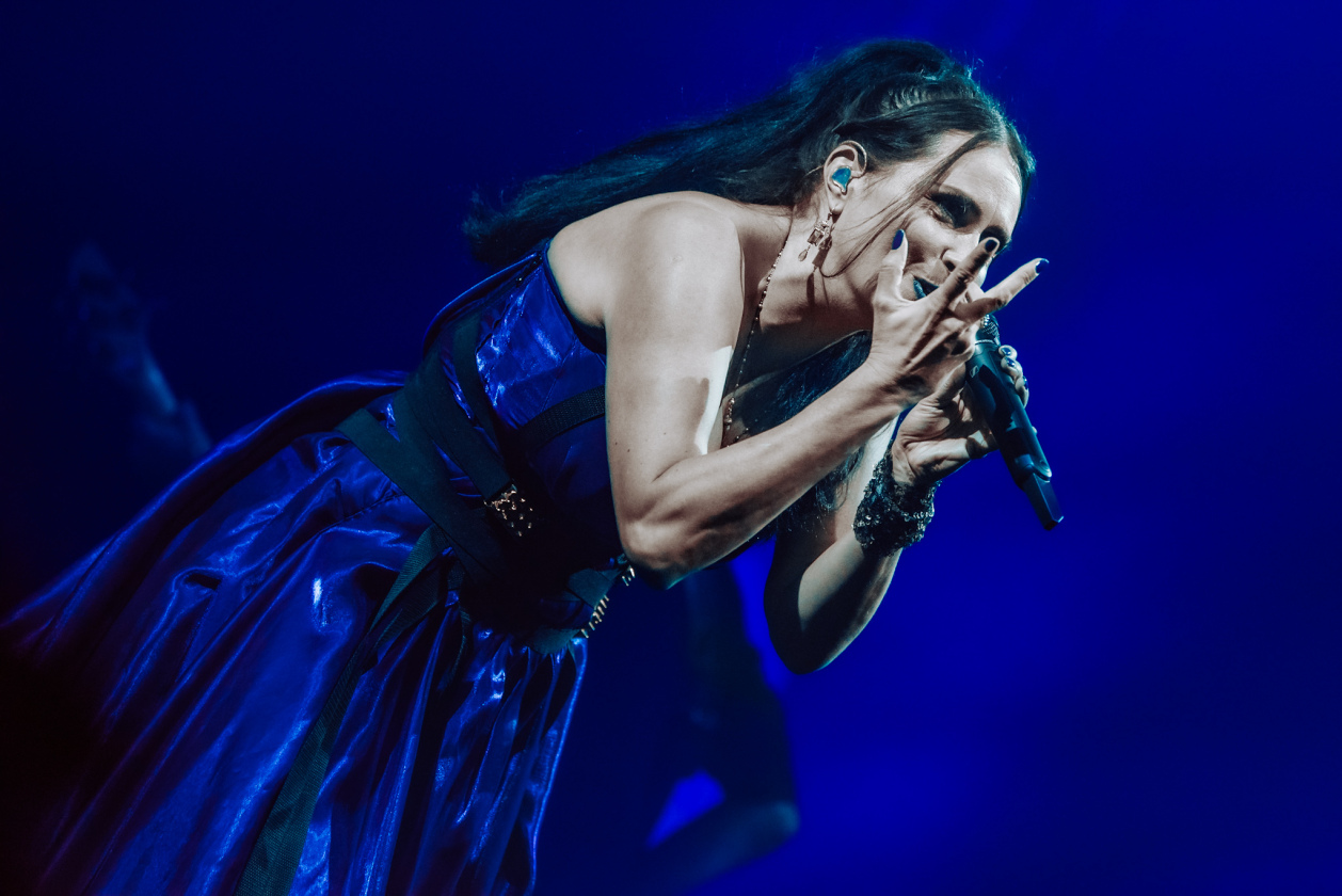 Sharon De Adel und Band betören das Publikum mit neuer Show. Sogar ein Gastauftritt des Openers Annisokay ist drin. – Within Temptation.