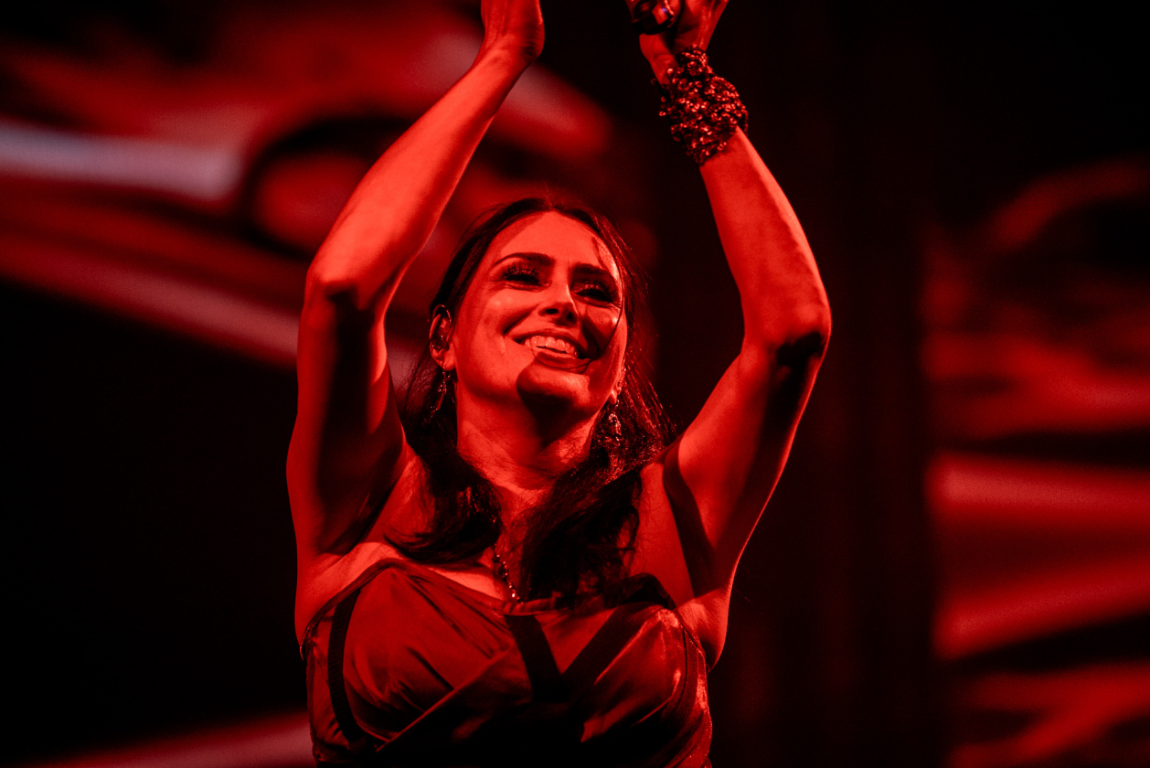 Sharon De Adel und Band betören das Publikum mit neuer Show. Sogar ein Gastauftritt des Openers Annisokay ist drin. – Within Temptation.