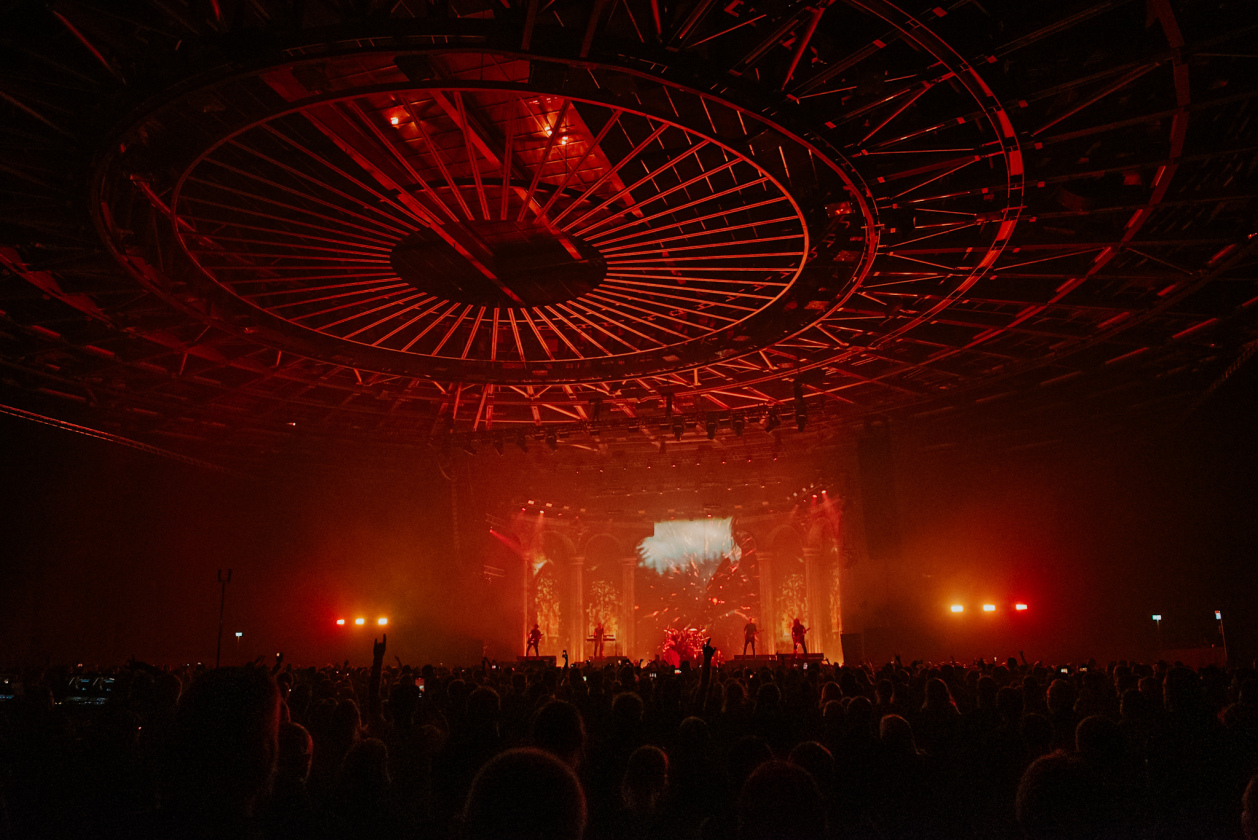 Sharon De Adel und Band betören das Publikum mit neuer Show. Sogar ein Gastauftritt des Openers Annisokay ist drin. – Within Temptation.