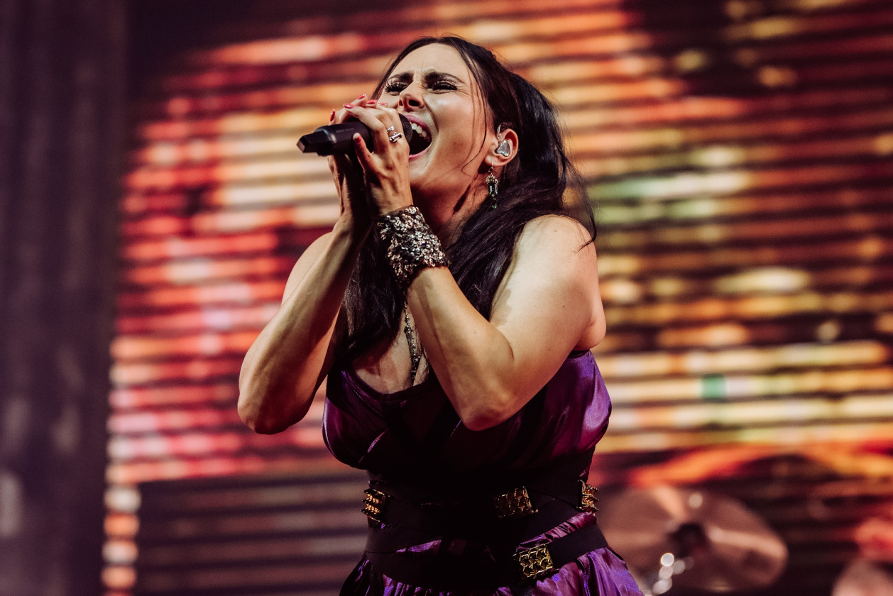 Sharon De Adel und Band betören das Publikum mit neuer Show. Sogar ein Gastauftritt des Openers Annisokay ist drin. – Within Temptation.