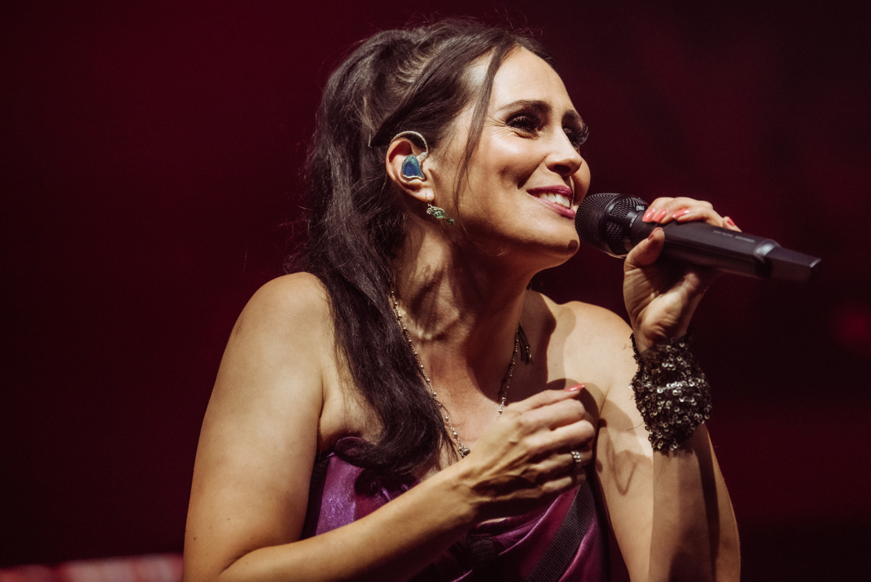 Sharon De Adel und Band betören das Publikum mit neuer Show. Sogar ein Gastauftritt des Openers Annisokay ist drin. – Within Temptation.