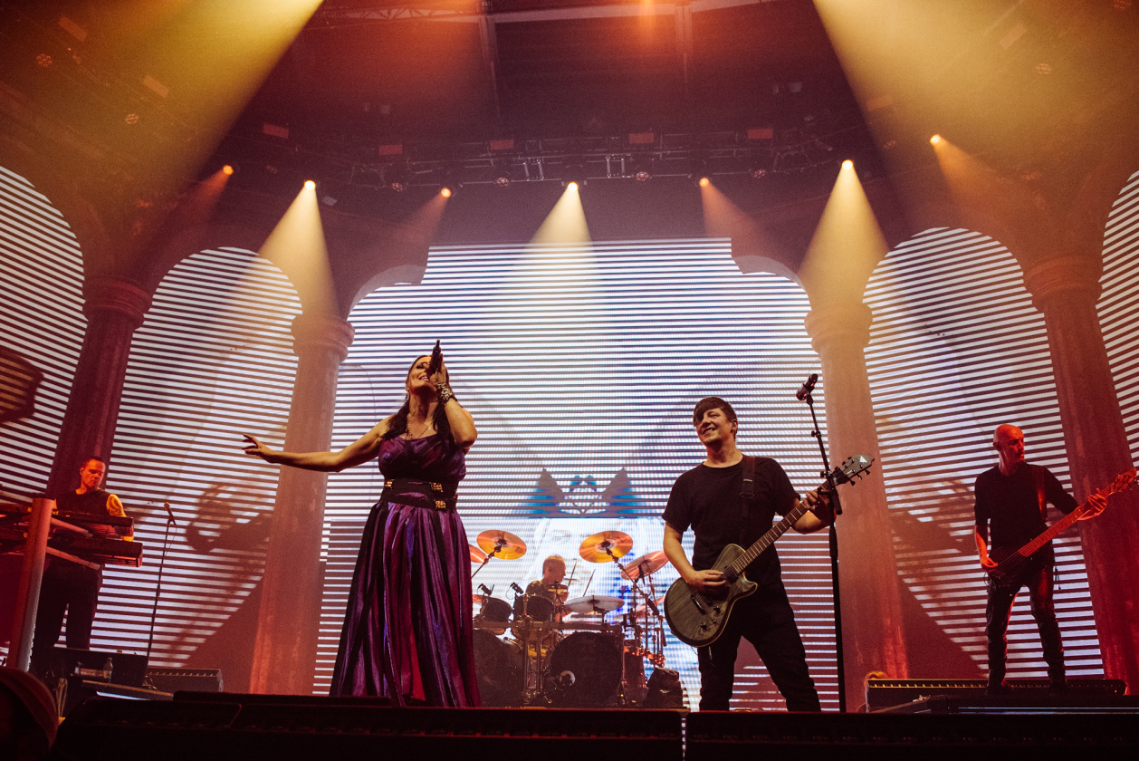 Sharon De Adel und Band betören das Publikum mit neuer Show. Sogar ein Gastauftritt des Openers Annisokay ist drin. – Within Temptation.