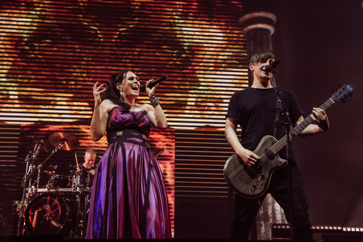 Sharon De Adel und Band betören das Publikum mit neuer Show. Sogar ein Gastauftritt des Openers Annisokay ist drin. – Within Temptation.