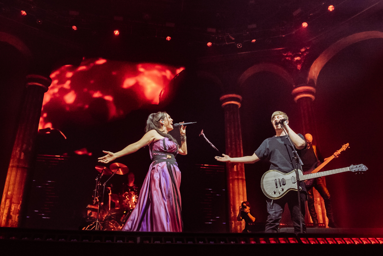 Sharon De Adel und Band betören das Publikum mit neuer Show. Sogar ein Gastauftritt des Openers Annisokay ist drin. – Within Temptation.