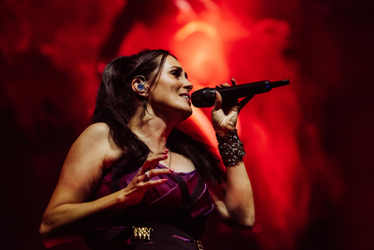 Sharon De Adel und Band betören das Publikum mit neuer Show. Sogar ein Gastauftritt des Openers Annisokay ist drin. – Within Temptation.