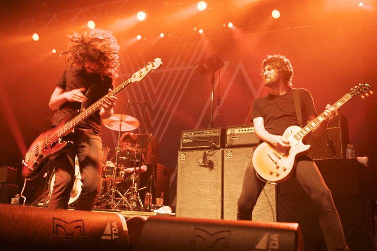 Return of the Wuschelkopf: Wolfmother rocken das Palladium. – Ian Peres und Aiden Nemeth, am Schlagzeug Dave Atkins