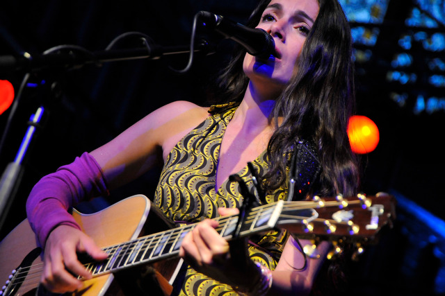 Yael Naim – Schönes Konzert unter verschärften Sicherheits-Vorschriften. – 