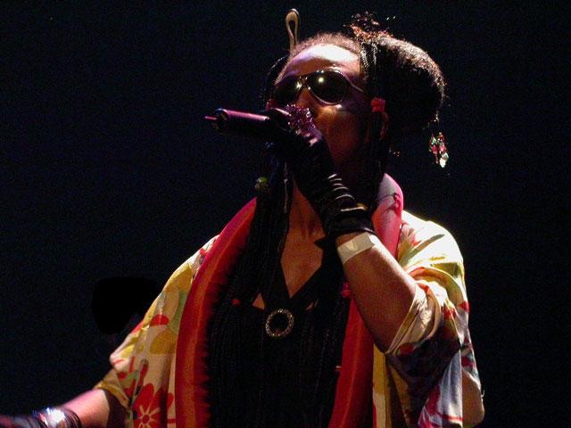 Zap Mama präsentieren auf dem Winterthurer Afro-Pfingsten eine energiegeladene Show. – Zap Mama im asiatischen Outfit.