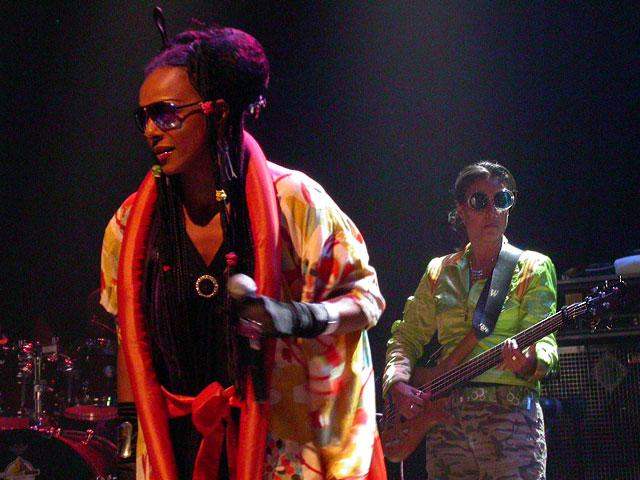 Zap Mama präsentieren auf dem Winterthurer Afro-Pfingsten eine energiegeladene Show. – Zap Mama live auf dem Winterthurer Afro-Pfingsten 2005.