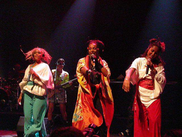 Zap Mama präsentieren auf dem Winterthurer Afro-Pfingsten eine energiegeladene Show. – Marie Daulne mit Chor.