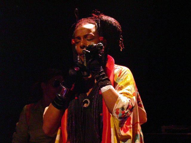 Zap Mama präsentieren auf dem Winterthurer Afro-Pfingsten eine energiegeladene Show. – Marie Daulne spielt die Flaschen-Flöte.