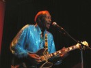 Ruhig sitzen bleiben? Keine Lust. Fans stürmen zu Chuck Berry auf die Bühne., Die Rock-Legende in Zürich 2005 | © laut.de (Fotograf: )