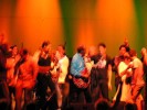 Ruhig sitzen bleiben? Keine Lust. Fans stürmen zu Chuck Berry auf die Bühne., Die Rock-Legende in Zürich 2005 | © laut.de (Fotograf: )