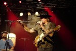 Voller Saal beim rockigen Auftritt des ehemaligen Profi-Surfers., Kulturladen, Konstanz, 2022 | © laut.de (Fotograf: Giuliano Benassi)