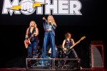Heizten für die Scorpions ein: Thundermother aus Schweden., Berlin, Mercedes-Benz Arena, 2023 | © laut.de (Fotograf: Rainer Keuenhof)