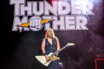 Heizten für die Scorpions ein: Thundermother aus Schweden., Berlin, Mercedes-Benz Arena, 2023 | © laut.de (Fotograf: Rainer Keuenhof)