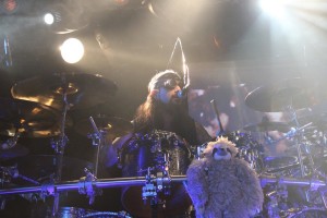 Drum-Krake Mike Portnoy und sein Äffchen. 