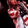 Guns N' Roses - Fans bewarfen Axl Rose mit Flaschen