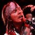 Guns N' Roses - Fans bewarfen Axl Rose mit Flaschen