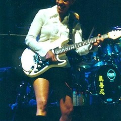 Bassistin Gail Ann Dorsey, hier an der Gitarre.