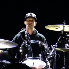 Nur Drummer Ryan Meyer leuchtet.