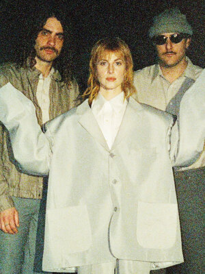 Talking Heads: Paramore covern "Burning Down The House"